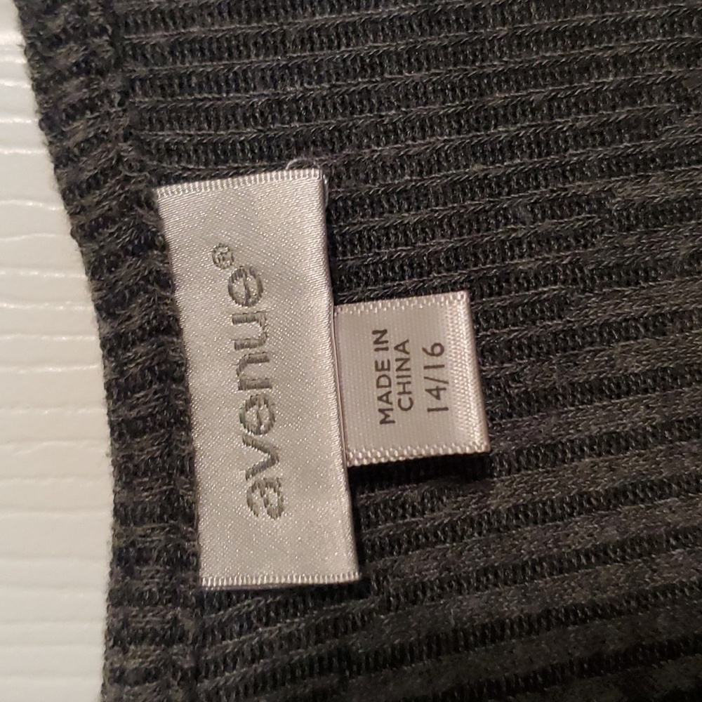 Avenue Sharkbite Zip Top - Picture 2 of 2